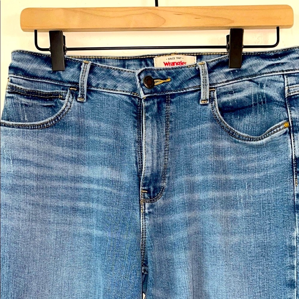 Wrangler Women's High-Rise Rodeo Straight Leg Crop Jean - Picture 5 of 16